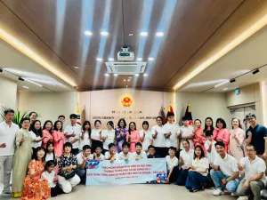 Đoàn học sinh, sinh viên Việt Nam tham dự Cuộc thi Khoa học quốc tế WICO lần thứ 15 đến thăm Tổng Lãnh sự quán Việt Nam tại Busan